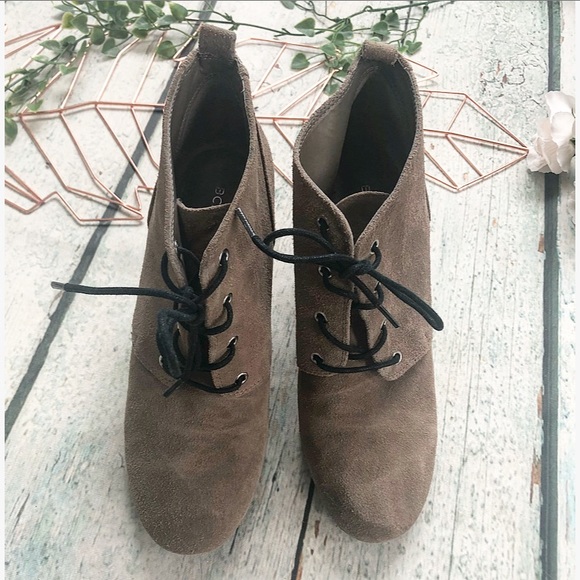 BCBG 9M heel ankle boots lace up tan suede leather neutral Womens classic boho - Picture 4 of 9